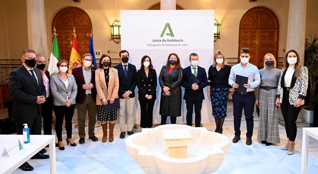 Asistentes a la firma de convenios en materia de depuración de aguas.