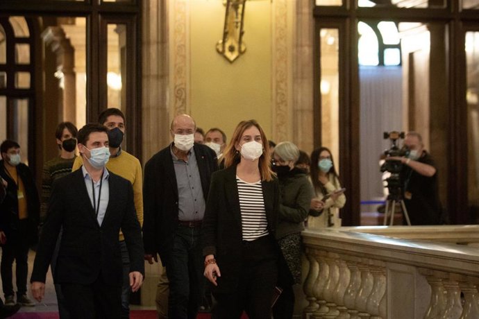 La líder de los comuns en el Parlament, Jéssica Albiach; el portavoz de la formación, David Cid, y los diputados Joan Carles Gallego y Marc Parés antes de entrar en la reunión con el presidente del Govern, Pere Aragons