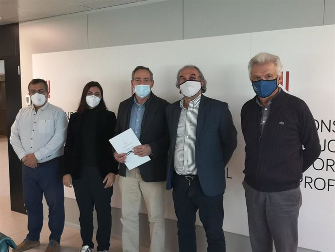 El conseller de Educación y Formación Profesional, Martí March, con el alcalde de Sóller, Carles Simarro.