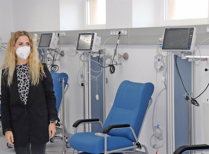 Archivo - La delegada de la Junta de Andalucía en Cádiz, Ana Mestre, durante su visita al Hospital de Día Polivalente construido en el Hospital de San Carlos.