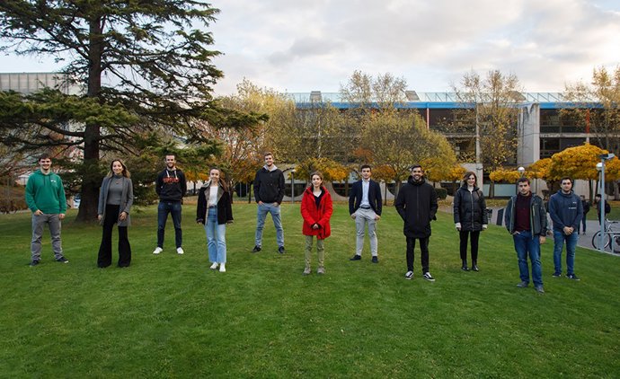 Parte de los estudiantes que participarán en la final de 'En 3 minutos'