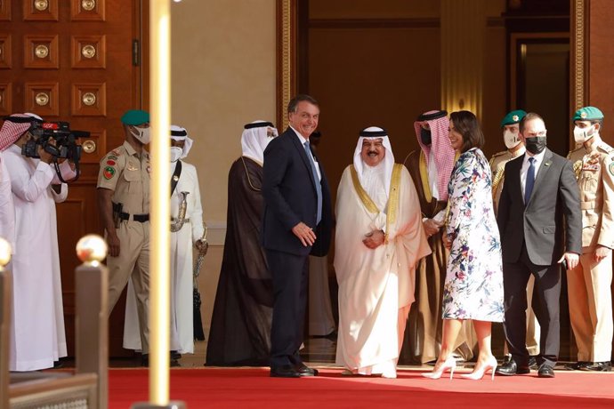 El presidente de Brasil, Jair Bolsonaro, su esposa, Michelle Bolsonaro, y el rey de Bahréin, Hamad bin Isa al Jalifa.