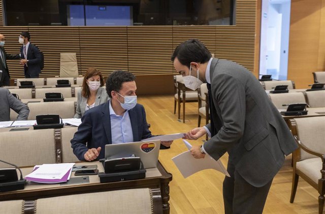 Archivo - El portavoz adjunto de Ciudadanos en el Congreso Edmundo Bal (i), conversa en una Comisión