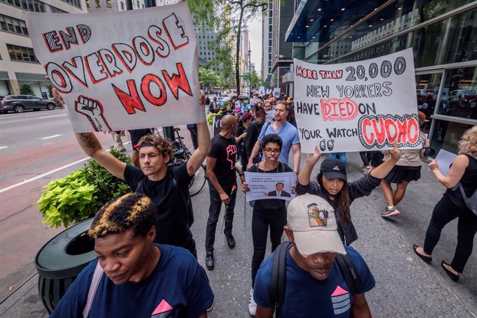 Archivo - 28 August 2019, US, New York: Overdose prevention activists hold placards during a protest calling on the Governor's inaction to enact the evidence-based overdose prevention policies that could save the lives of thousands of New Yorkers at Gov