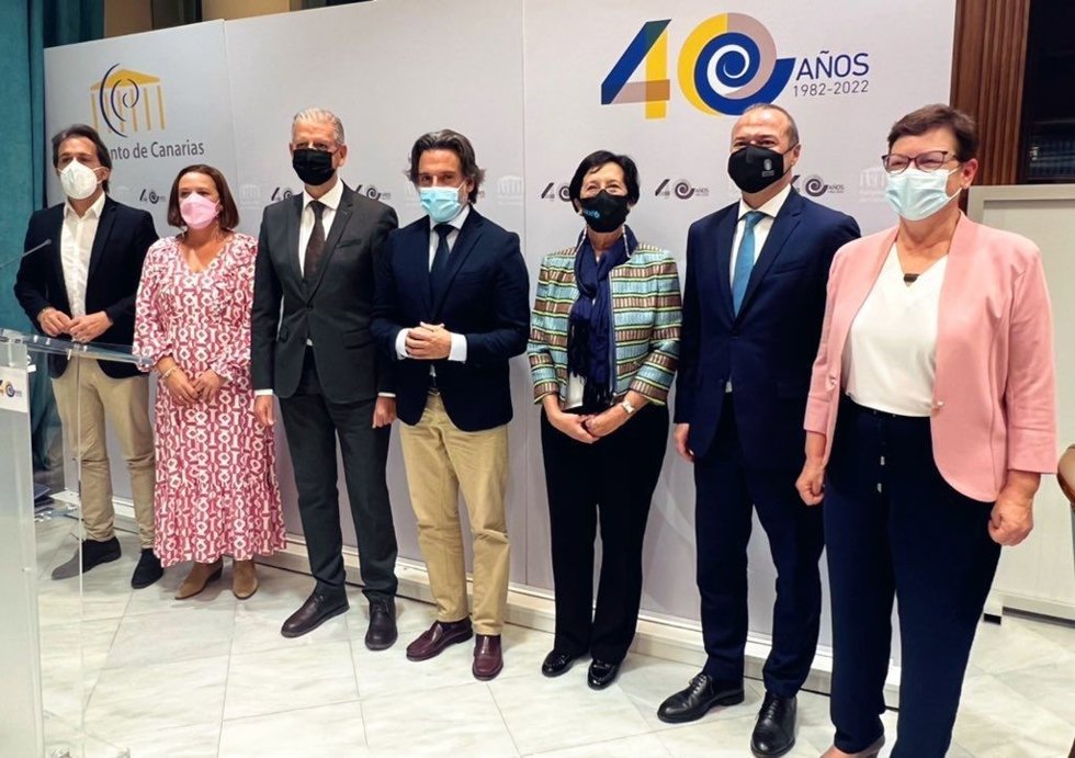 El presidente del Parlamento, Gustavo Matos (en el centro), junto a representantes municipales de Breña Baja, La Oliva, Las Palmas de Gran Canaria, La Orotava y Tegueste, que se han sumado a la red 'Ciudades Amigas de la Infancia'