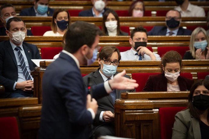 El presidente del Grupo Parlamentario Socialistes i Units per Avanar, Salvador Illa, observa la intervención del president de la Generalitat, Pere Aragons, en una sesión de control al Govern, a 17 de noviembre de 2021, en Barcelona, Catalunya, (España