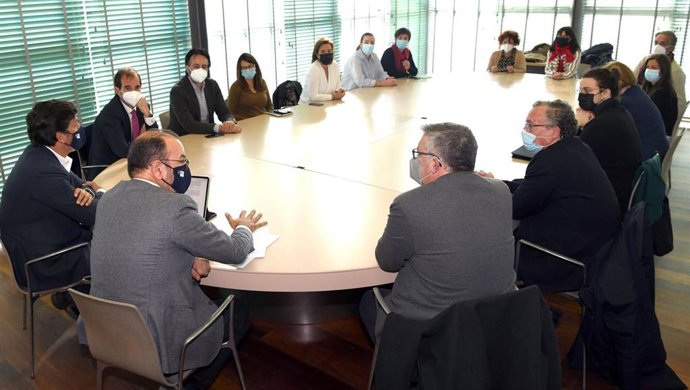 Reunión del sector, estudiantes y la USC para reivindicar el apoyo de la Xunta a la futura facultad de Farmacia