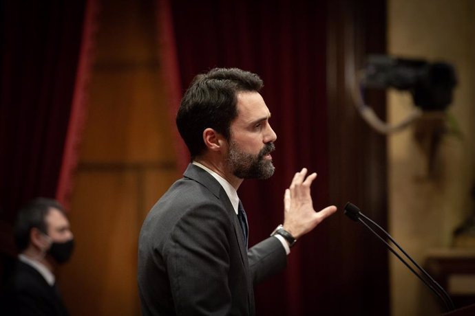 El conseller d'Empresa i Treball de la Generalitat, Roger Torrent, en el ple del Parlament