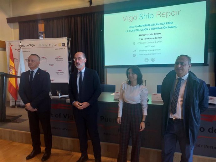 O presidente da CEP, Jorge Cebreiros; o presidente do Porto de Vigo, Jesús Vázquez Almuíña; a presidenta de Vigo Ship Repair, Nuria Toca; e o xerente de Aclunaga, Óscar Gómez, na presentación da plataforma de reparación naval.