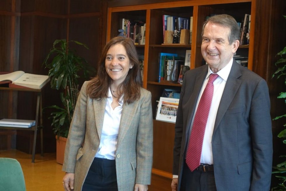 La alcaldesa de A Coruña, Inés Rey, y el regidor de Vigo, Abel Caballero, tras su reunión