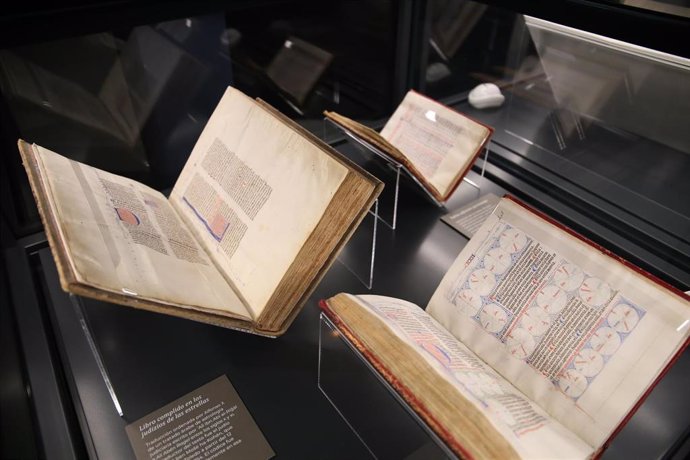 Piezas de la muestra dedicada al rey Sabio en la Biblioteca Nacional