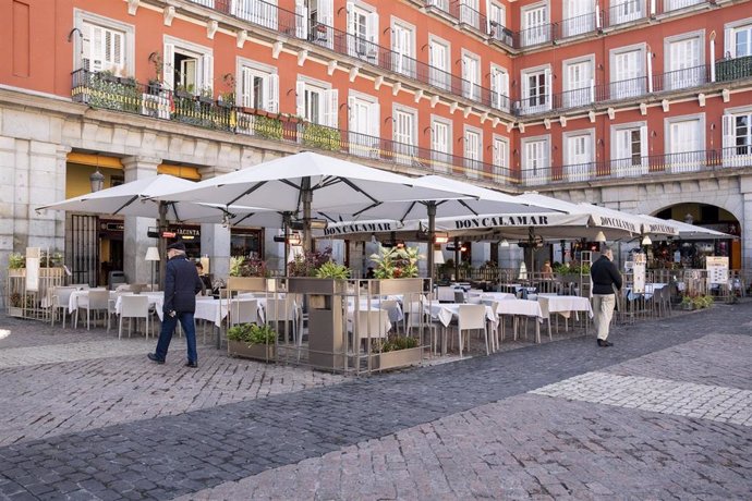 Varias mesas de un restaurante en una terraza, a 8 de noviembre de 2021, en Madrid, (España). El proyecto de la nueva ordenanza de Terrazas establece que las terrazas Covid de la capital continúen dos años más vigente, salvo en aquellas zonas que estén 