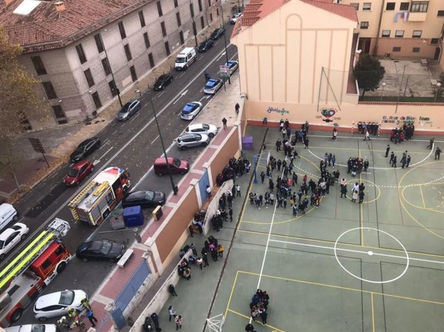 El alumnado y profesorado del colegio Amor de Dios de Valladolid, en el patio del colegio mientras los bomberos intervenían por el fallo en una caldera.