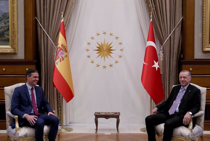 El presidente del Gobierno, Pedro Sánchez (i) y el presidente de la República de Turquía, Recep Tayyip Erdogan (d), mantienen un encuentro bilateral, en el Palacio Presidencial de Ankaraa 17 de noviembre de 2021, en Ankara (Turquía). El presidente del G