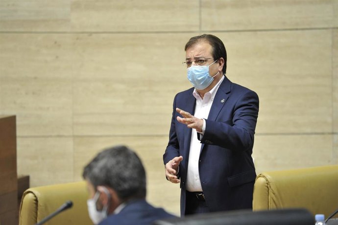 Archivo - Fernández Vara en el pleno de la Asamblea, en una foto de archivo
