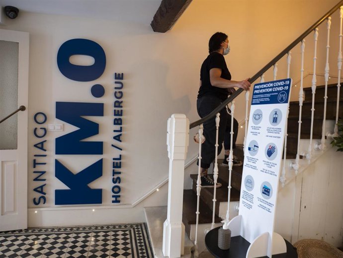 Archivo - Una peregrina accede a un albergue