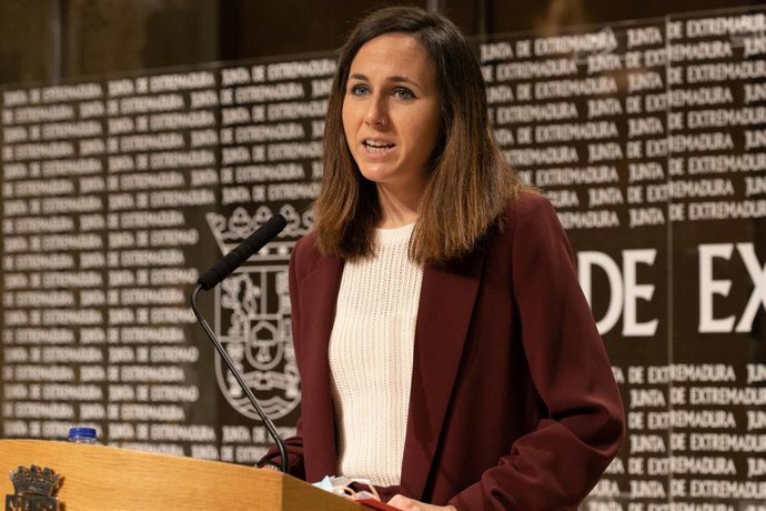 La ministra de Derechos Sociales y Agenda 2030, Ione Belarra, durante una rueda de prensa junto al presidente de la Junta de Extremadura, Guillermo Fernández Vara.