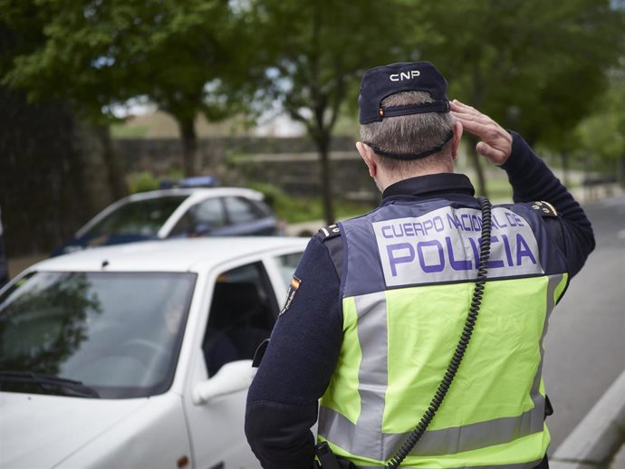 Archivo - Un agente de la Policía Nacional en un control 