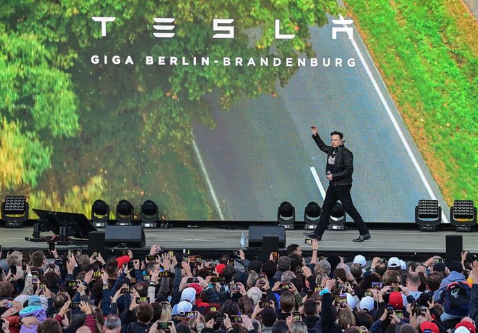 Archivo - 09 October 2021, Brandenburg, Gruenheide: Elon Musk, Tesla CEO, stands on a stage at the Tesla Gigafactory open day. The factory in Gruenheide, east of Berlin, will roll out the first vehicles from the production line by the end of 2021.