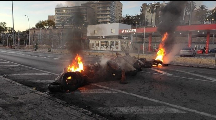 Barricada por la huelga del metal en la Avenida de Astilleros en Cádiz