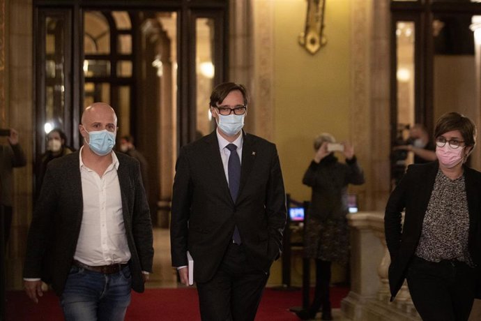 El líder del PSC en el Parlament, Salvador Illa, junto a miembros de su equipo antes de la reunión con el presidente de la Generalitat, Pere Aragons, en la Cámara catalana.