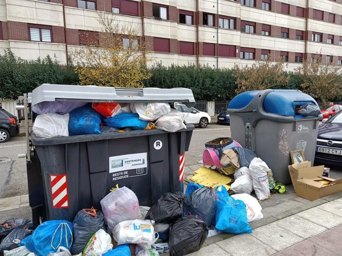 Contenedores con basura desbordada en Santander