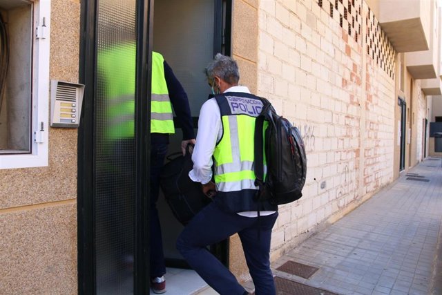 Policía Nacional entra en el inmueble donde han fallecido una mujer y sus dos hijos menores en Almería.