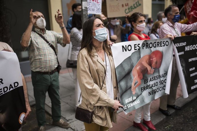 Archivo - Una mujer con un cartel en el que se lee, `No es progreso es asesinato