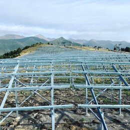 Las estructuras construidas para soportar las placas fotovoltaicas en el Planell de la Tosa.