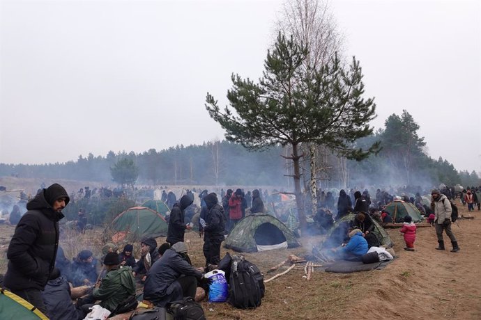 17 November 2021, Belarus, Brusgi: Migrants camp near a wooded area near the border crossing between Poland and Belarus. Photo: Ulf Mauder/dpa