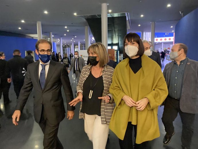 La ministra de Ciencia e Innovación, Diana Morant, junto al presidente de Fira de Barcelona, Pau Relat, y la alcaldesa de L'Hospitalet de Llobregat, Núria Marín.