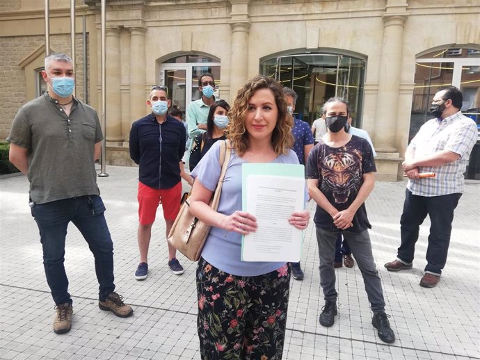 Archivo - Sara Carreño muestra la demanda que el Consejo Ciudadano alternativo y la candidatura de Entre Todas Podemos va a presentar en el juzgado contra Podemos para anular las primarias de la formación en La Rioja.