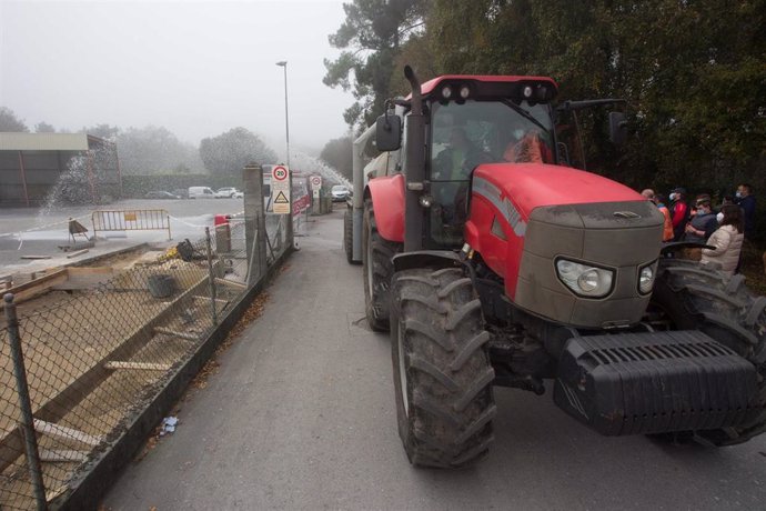 Un tractor en una concentración del sector lácteo para exigir "precios justos" para la producción de leche, frente a la factoría de Lactalis, a 11 de noviembre de 2021, en Vilalba, Lugo, Galicia, (España). El objetivo de esta protesta, que se suma a las