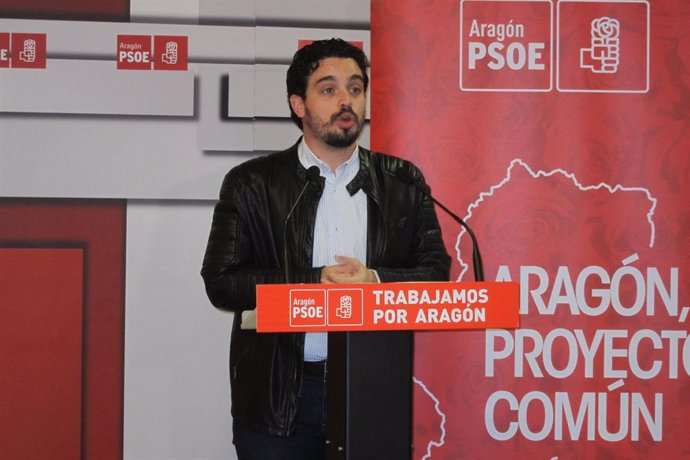 El secretario de Organización del PSOE Aragón, Darío Villagrasa, antes de participar en la comisión ejecutiva regional de su partido.