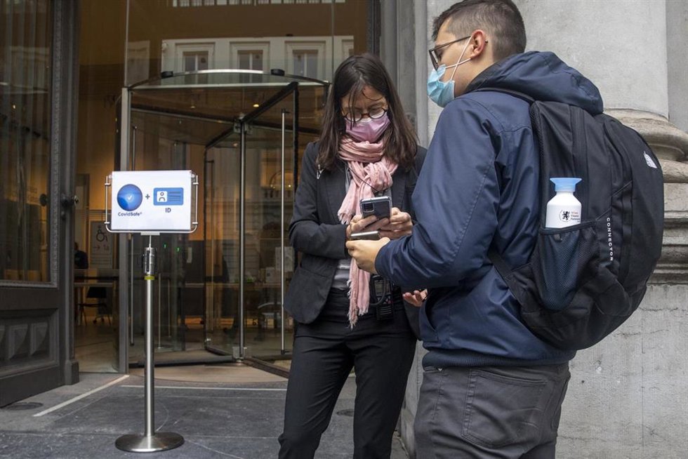 Archivo - Un ciudadano muestra el Pase Covid para acceder a un edifico en Países  Bajos