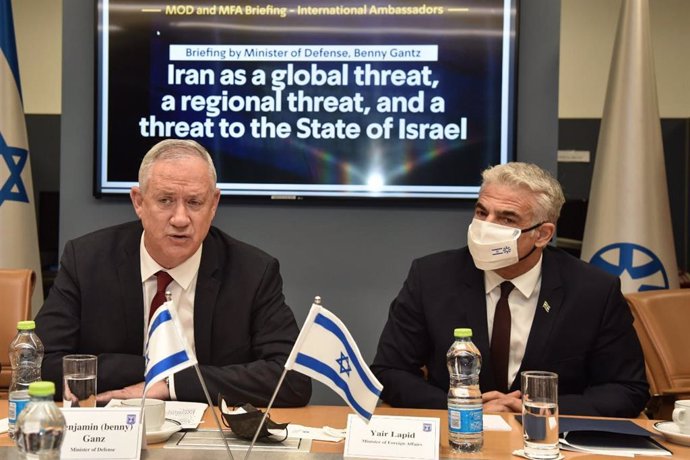 Archivo - HANDOUT - 04 August 2021, Israel, Jerusalem: Israeli Defence Minister Benny Gantz (L)and Foreign Minister Yair Lapid attend a meeting with ambassadors of the countries on the United Nations Security Council at the Ministry of Foreign Affairs,