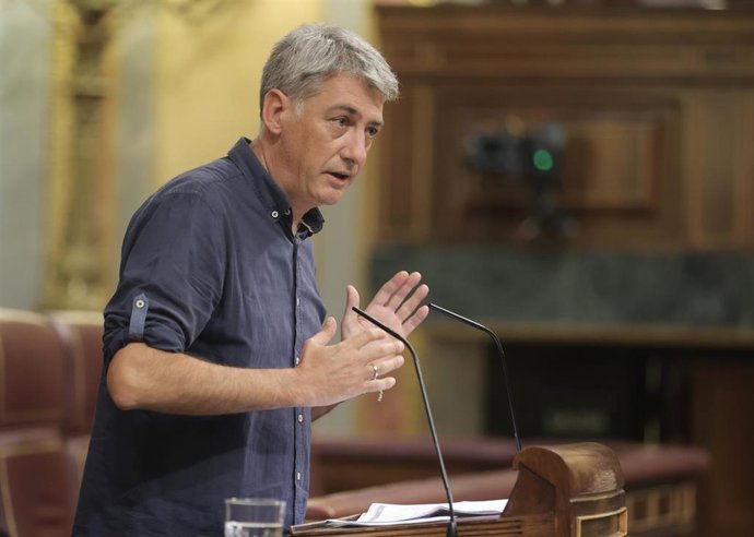 Archivo - El diputado de EH Bildu, Oskar Matute, interviene durante una sesión plenaria en el Congreso de los Diputados, a 28 de septiembre de 2021, en Madrid, (España). 