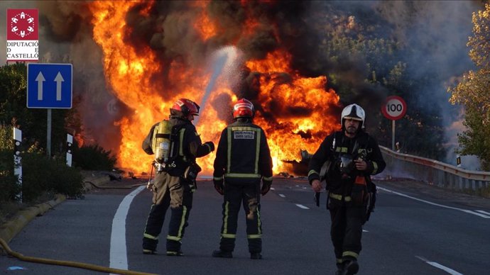 Bomberos intervienen en el incendio de un camión en la A-23 que ha obligado a confinar Soneja (Castellón)