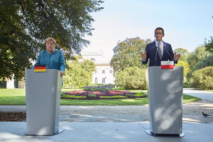 Archivo - 11 September 2021, Poland, Warsaw: German Chancellor Angela Merkel (L) and Polish Prime Minister Mateusz Morawiecki (R) attend a press conference at The Royal Lazienki. Photo: Hubert Mathis/ZUMA Press Wire/dpa