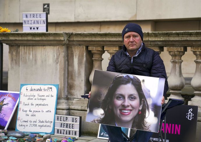 25 October 2021, United Kingdom, London: Richard Ratcliffe, the husband of Iranian-British dual citizen Nazanin Zaghari-Ratcliffe who has been detained in Iran since 3 April 2016, begins a hunger strike outside the Foreign Office in London and intends t