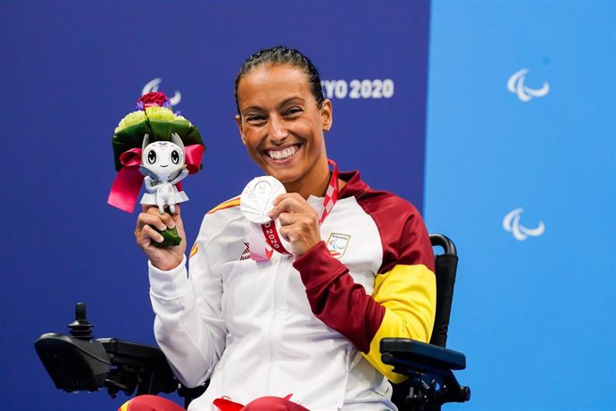 Archivo - Teresa Perales sonríe con su medalla de plata en los 50 espalda S5 de los Juegos Paralímpicos de Tokio