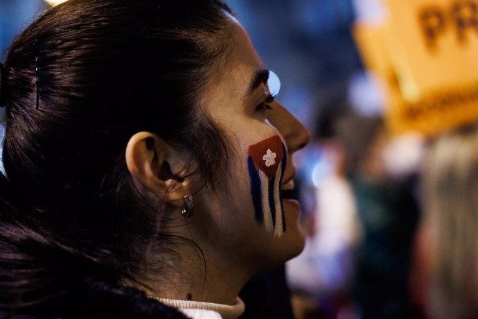Una persona con la cara pintada en una concentración de apoyo a las marchas que se están celebrando en Cuba contra las políticas del Gobierno de Miguel Díaz-Canel, a 15 de noviembre de 2021, en Madrid, (España). Dirigentes de PP y Vox asisten a esta con
