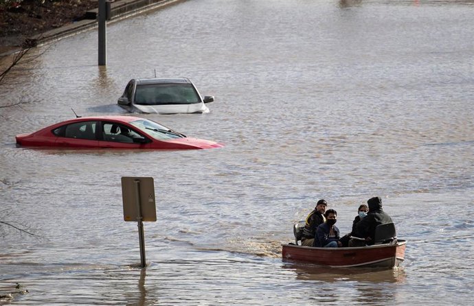 Un voluntario rescata a personas en una embarcación después de que las fuertes lluvias hayan provocado inundaciones en la provincia canadiense de Columbia Británica.