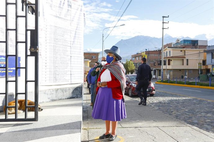Archivo - Una mujer en Huaraz, Perú