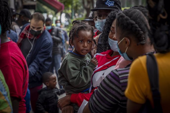 Archivo - 23 September 2021, Mexico, Mexico City: Migrants queue in front of the The Mexican Commission for Refugee Assistance office, where they want to apply for asylum. Migrants from Haiti have arrived in the Mexican capital from the south in the las