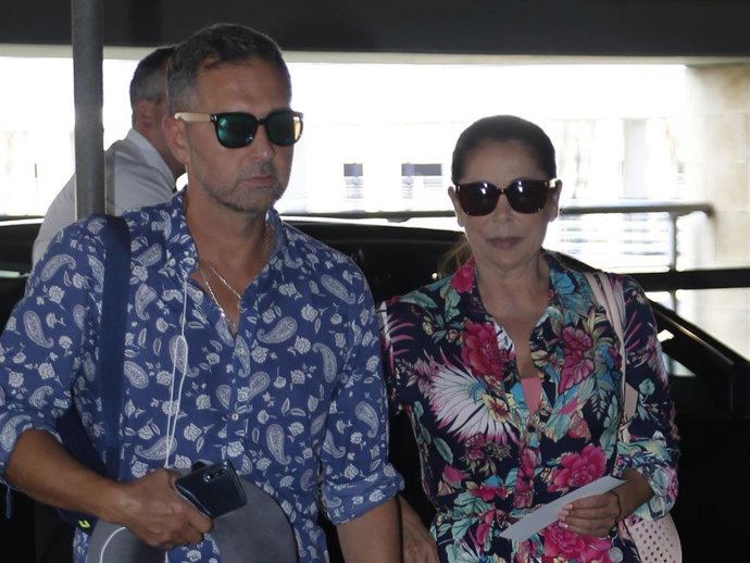 Archivo - Isabel Pantoja con uno de sus grandes pilares, su peluquero Antonio Abad