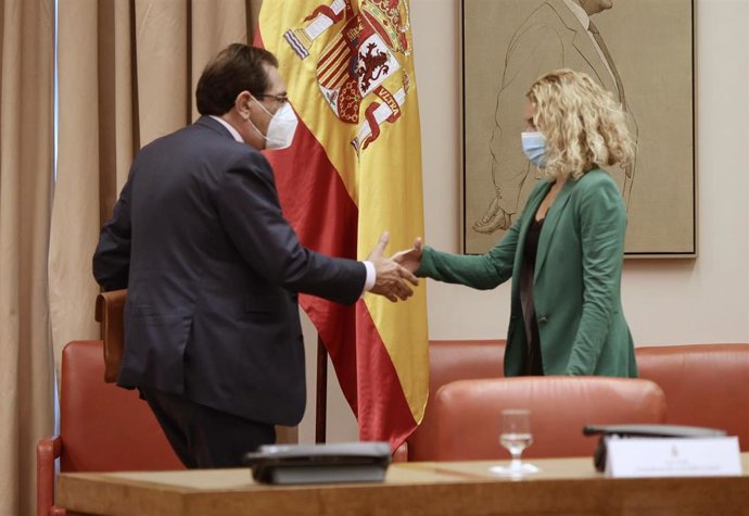 El letrado de las Cortes Generales y candidato del PP a uno de los puestos vacantes del Tribunal Constitucional, Enrique Arnaldo Alcubilla, saluda a la presidenta del Congreso, Meritxell Batet, en una Comisión Consultiva de Nombramientos.