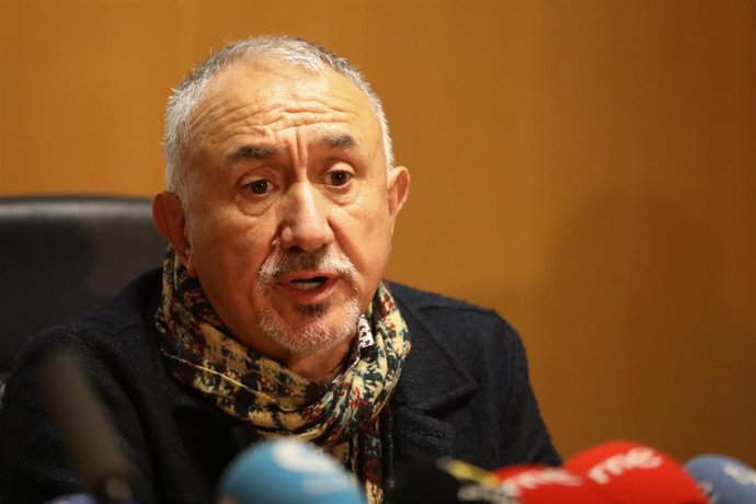 El secretario general de UGT, Pepe Álvarez, ofrece una rueda de prensa con motivo de su participación en la jornada 'Diálogo sobre el futuro de la España despoblada', en el vicerrectorado del campus universitario de Teruel.