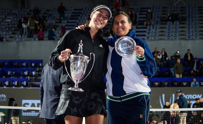 Garbiñe Muguruza posa junto a su entrenadora Conchita Martínez tras ganar las Finales WTA 2021