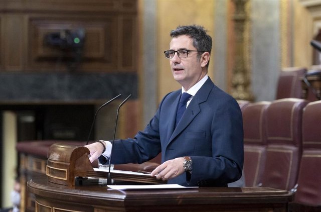 El ministro de la Presidencia, Relaciones con las Cortes y Memoria Democrática, Félix Bolaños, interviene en una sesión plenaria del Congreso de los Diputados, a 11 de noviembre de 2021, en Madrid, (España)